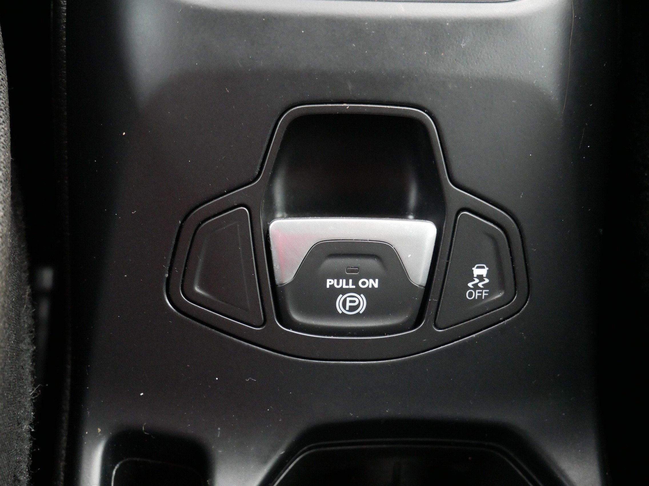 Used 2018 Granite Crystal Metallic Clearcoat Jeep Altitude image 33
