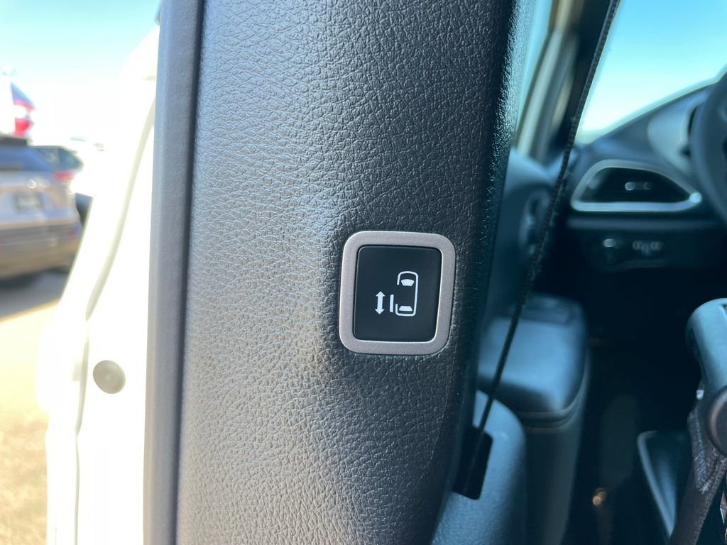 Used 2025 White Chrysler Limited image 57