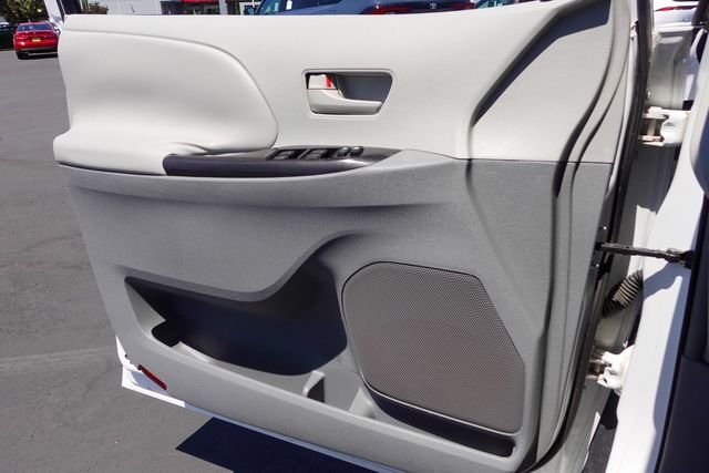 Used 2011 White Toyota LE image 18