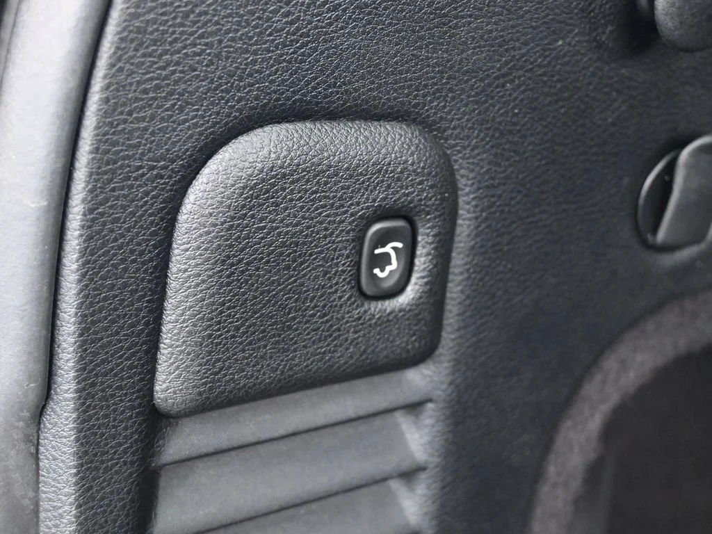 Used 2017 Diamond Black Crystal Pearlcoat Jeep Limited image 38