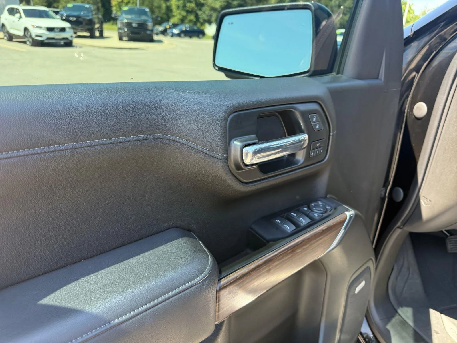 Used 2022 Black Chevrolet High Country image 23