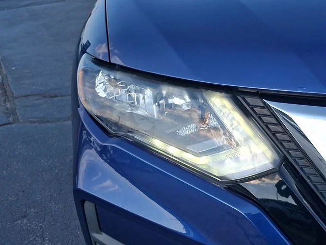 Used 2018 Blue Nissan SV image 9