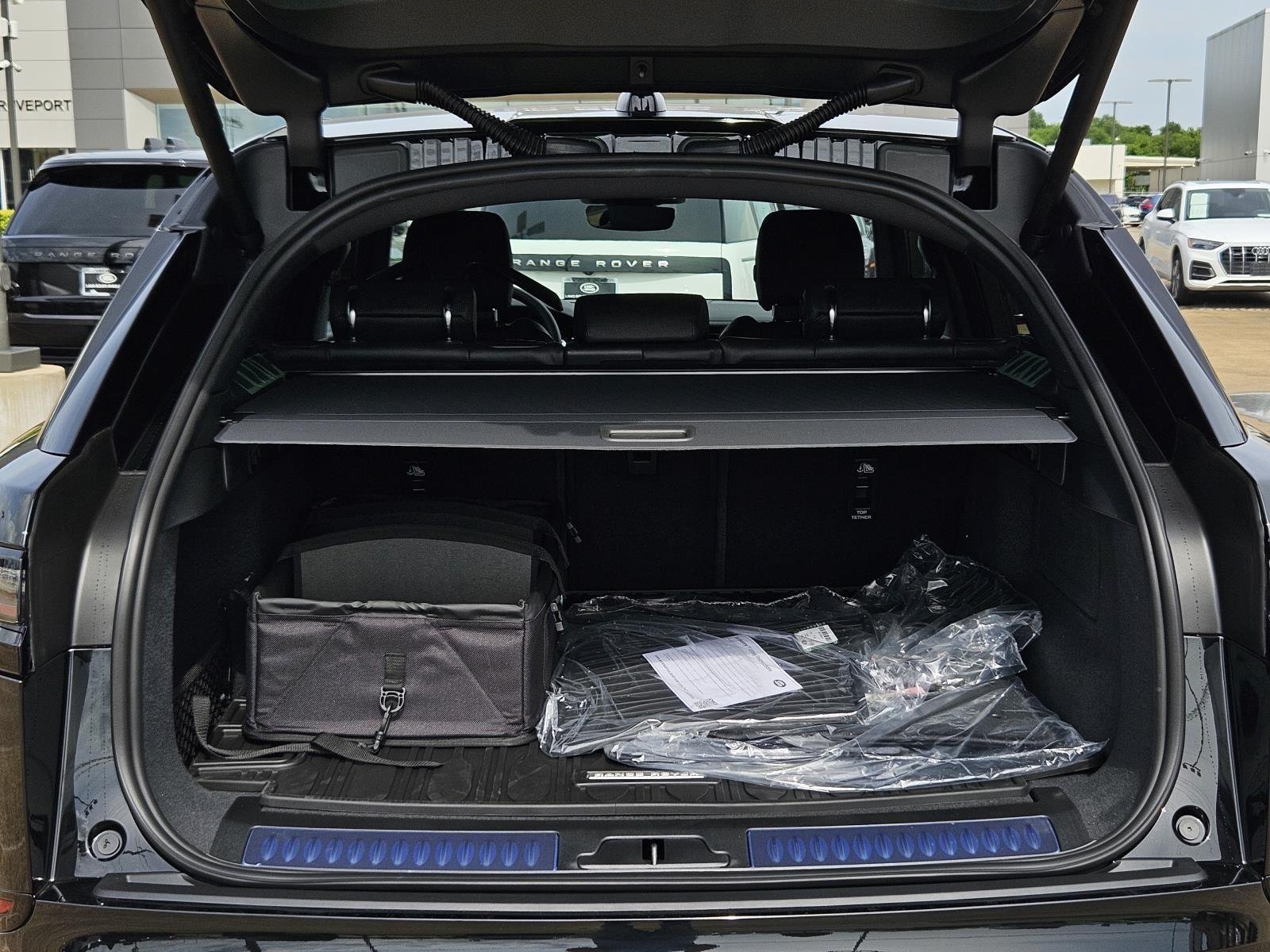 New 2026 Santorini Black Land Rover Dynamic SE image 11