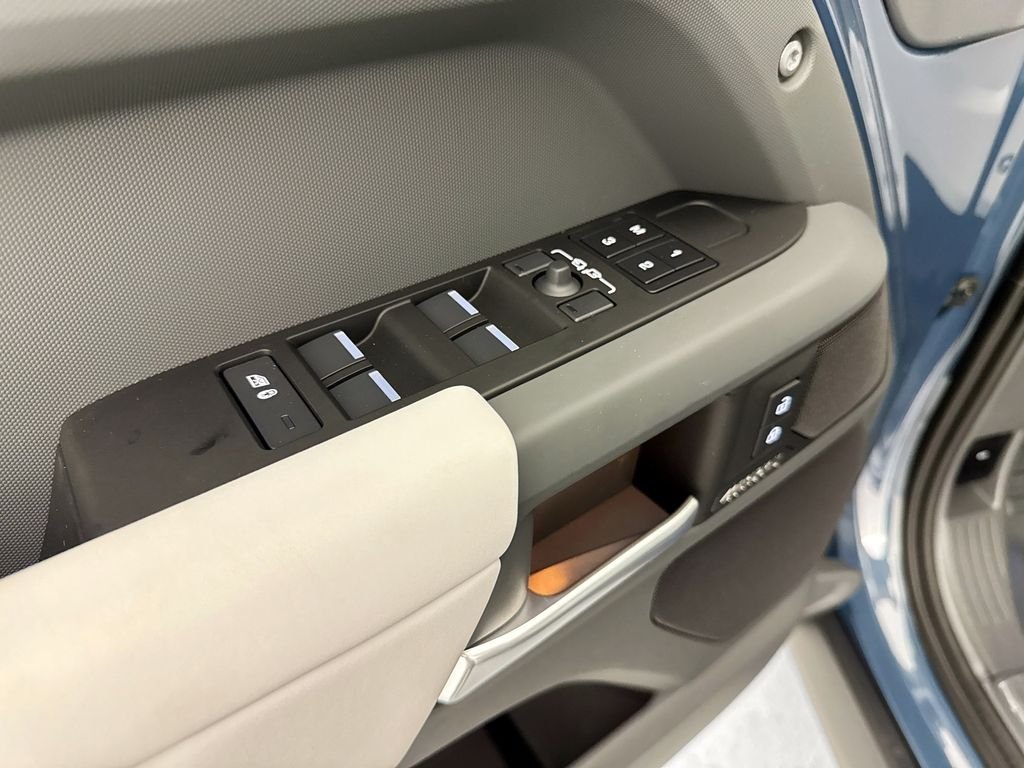New 2026 Tasman Blue Land Rover X-Dynamic SE image 18