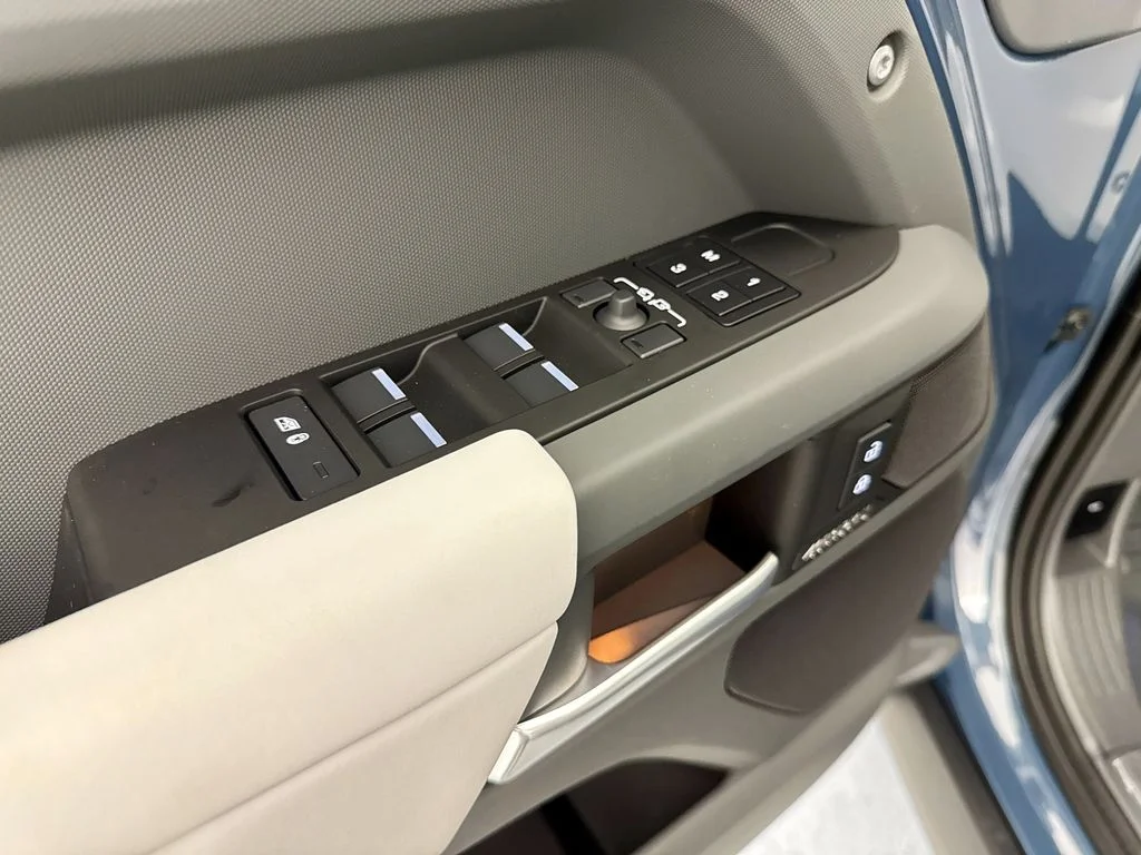 New 2026 Tasman Blue Land Rover X-Dynamic SE image 18