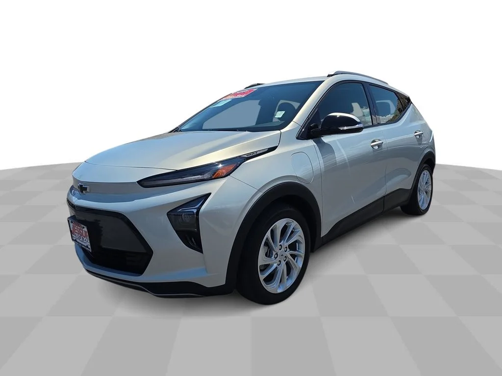 Used 2023 Silver Flare Metallic Chevrolet LT image 4
