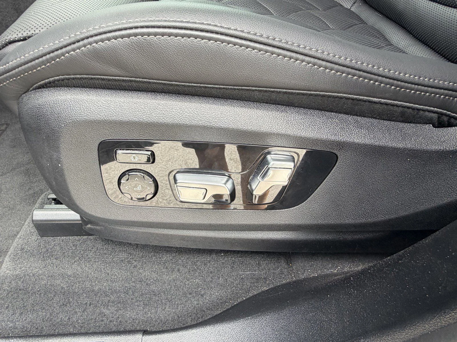 New 2026 Black Sapphire Metallic BMW sDrive40i image 25