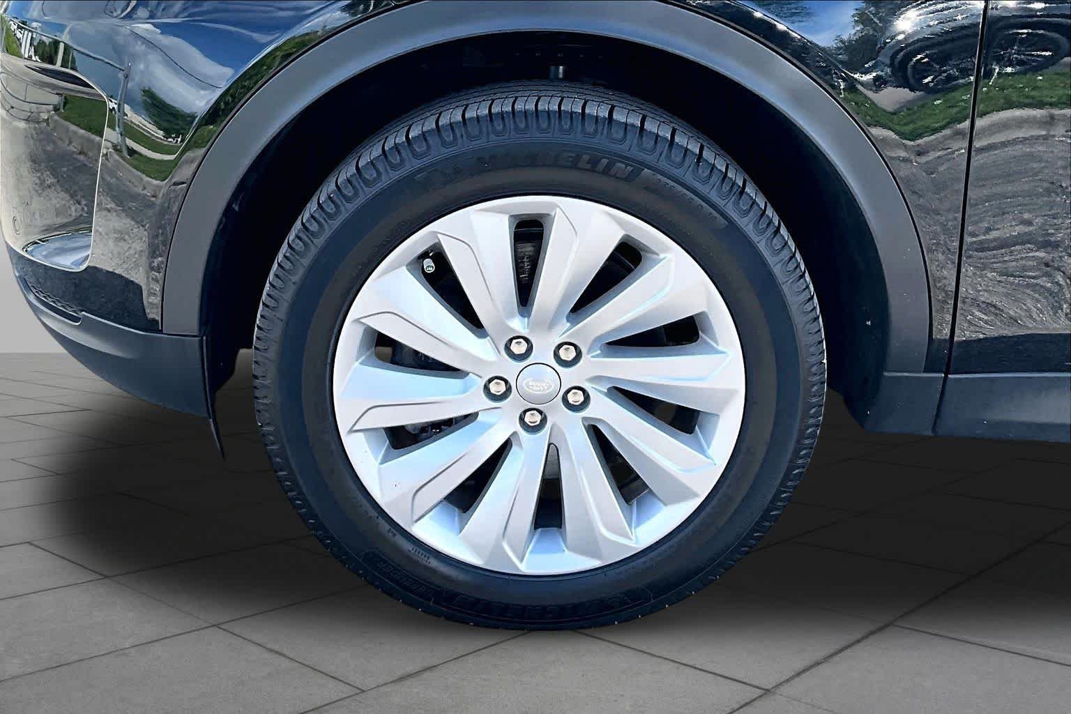 Used 2022  Land Rover S image 11