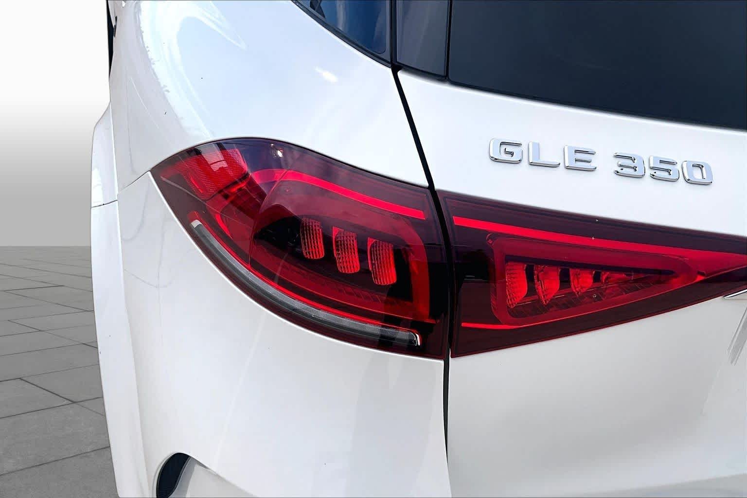 Used 2022 MANUFAKTUR Diamond White Metallic Mercedes-Benz GLE 350 image 25