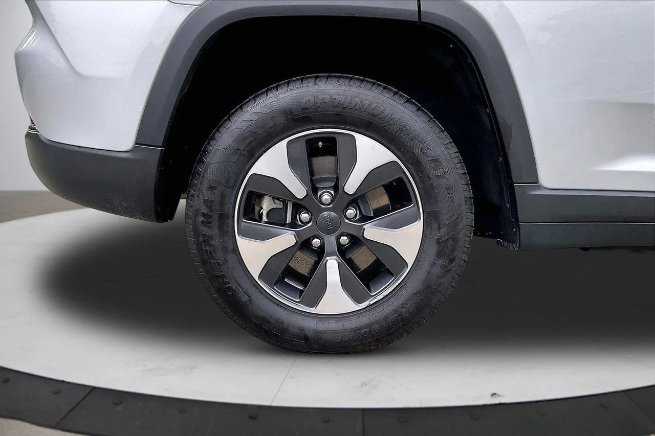 Used 2024 Silver Jeep 4xe image 38