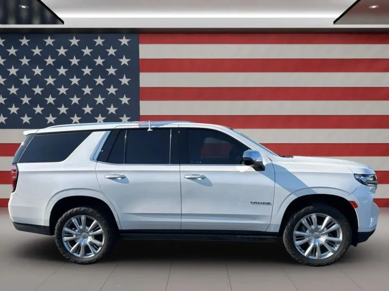 Used 2022 White Chevrolet Premier Sport Utility 4D image 7