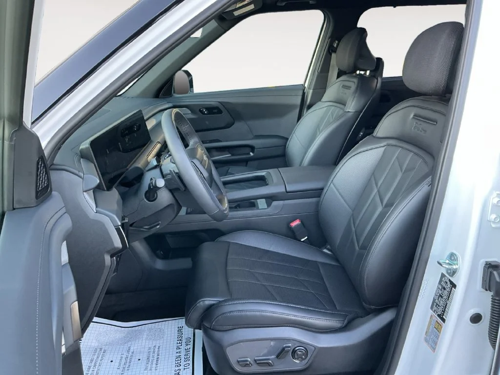 Used 2027 White Kia X-Line SX image 16