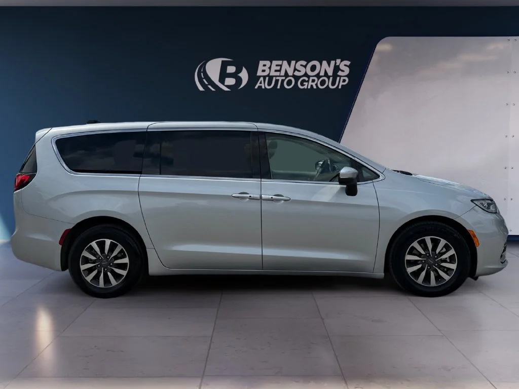 Used 2023 Silver Chrysler Touring L image 6