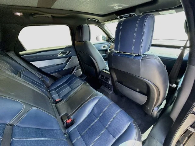 Used 2019  Land Rover R-Dynamic HSE image 30