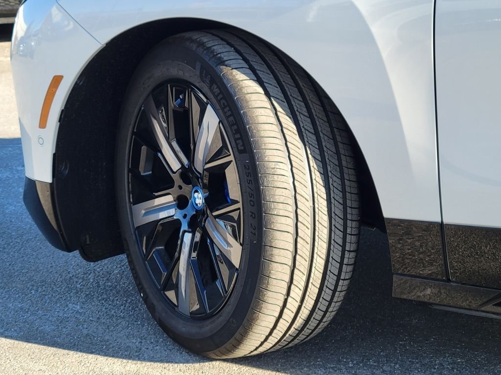 2025 BMW iX M60 - Photo 32