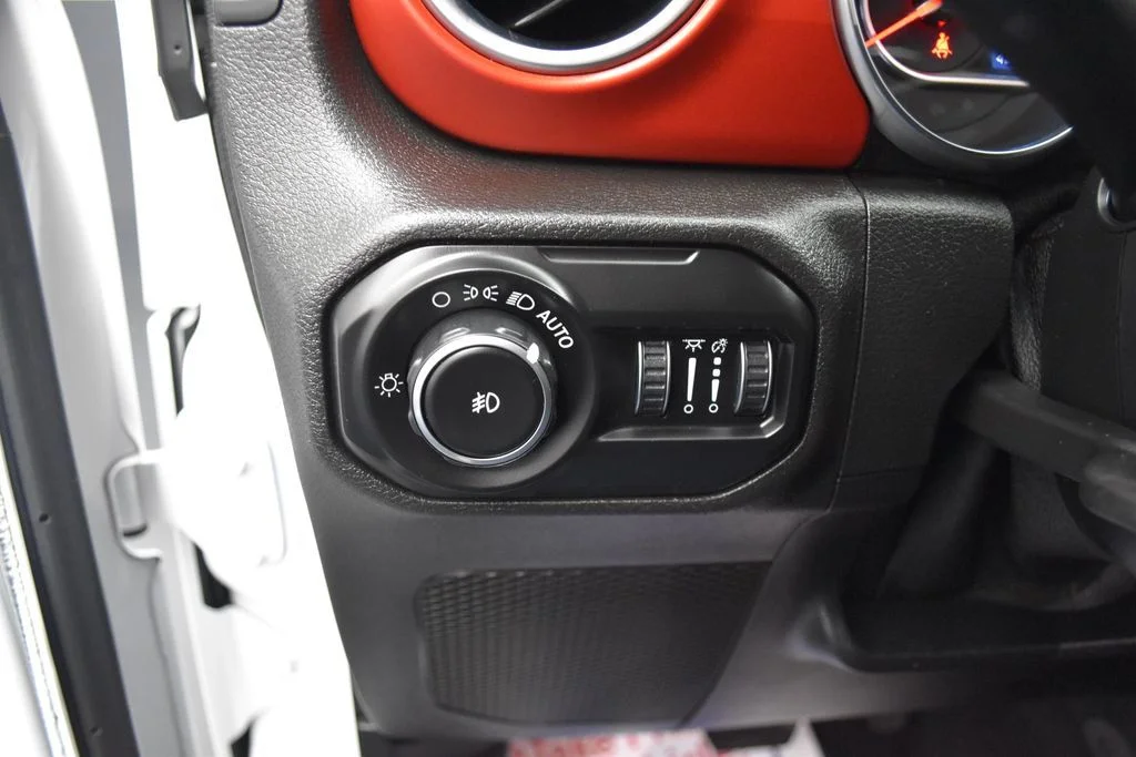 Used 2020 White Jeep Unlimited Rubicon image 15