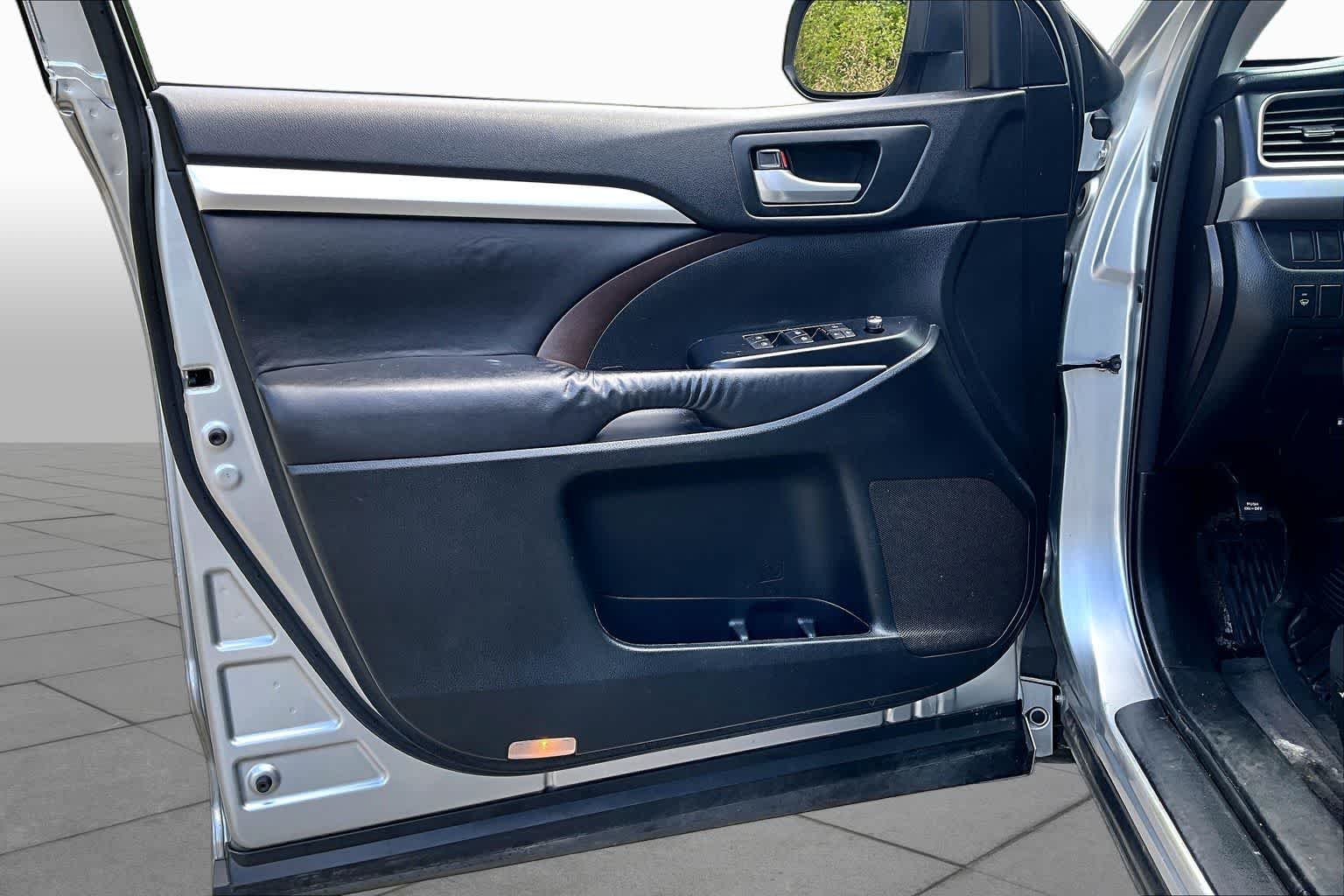 Used 2015 Silver Sky Metallic Toyota XLE image 22