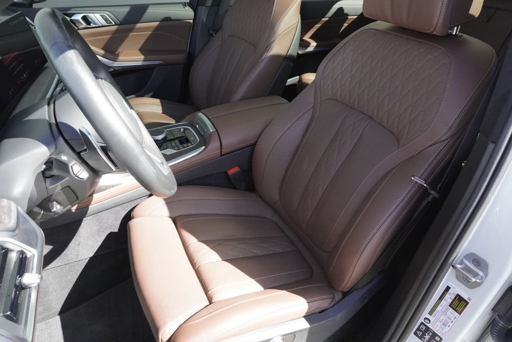 Used 2025 White BMW M60i image 20