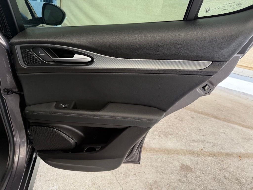 New 2025 Vesuvio Gray Metallic Exterior Paint Alfa Romeo Base image 13