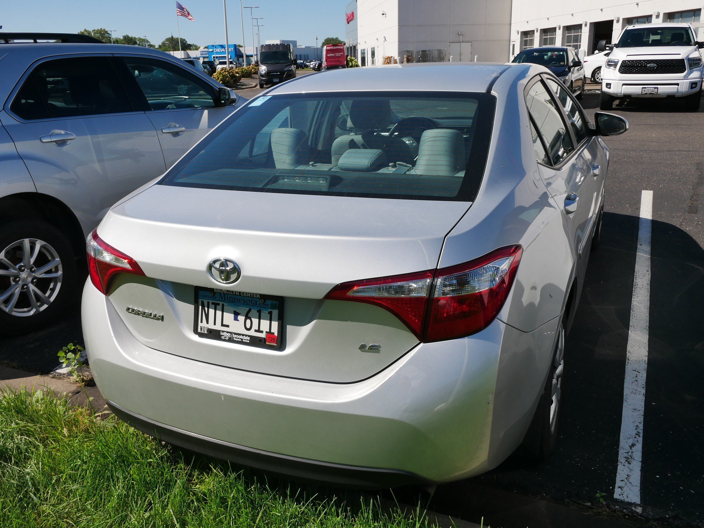 Used 2015 Classic Silver Metallic Toyota LE image 3