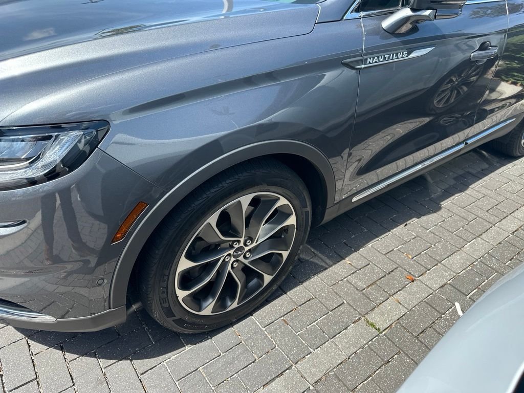 Used 2021 Gray Lincoln Reserve image 4