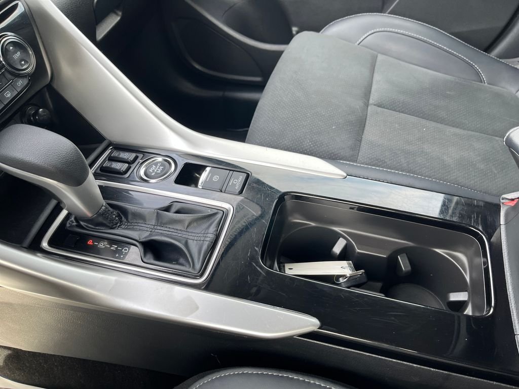 Used 2025 Silver Mitsubishi SE image 21