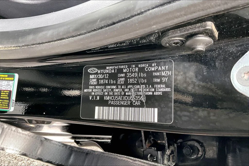 Used 2013 Black Hyundai SE image 30