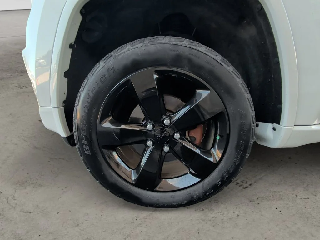 Used 2015 White Jeep Altitude image 9