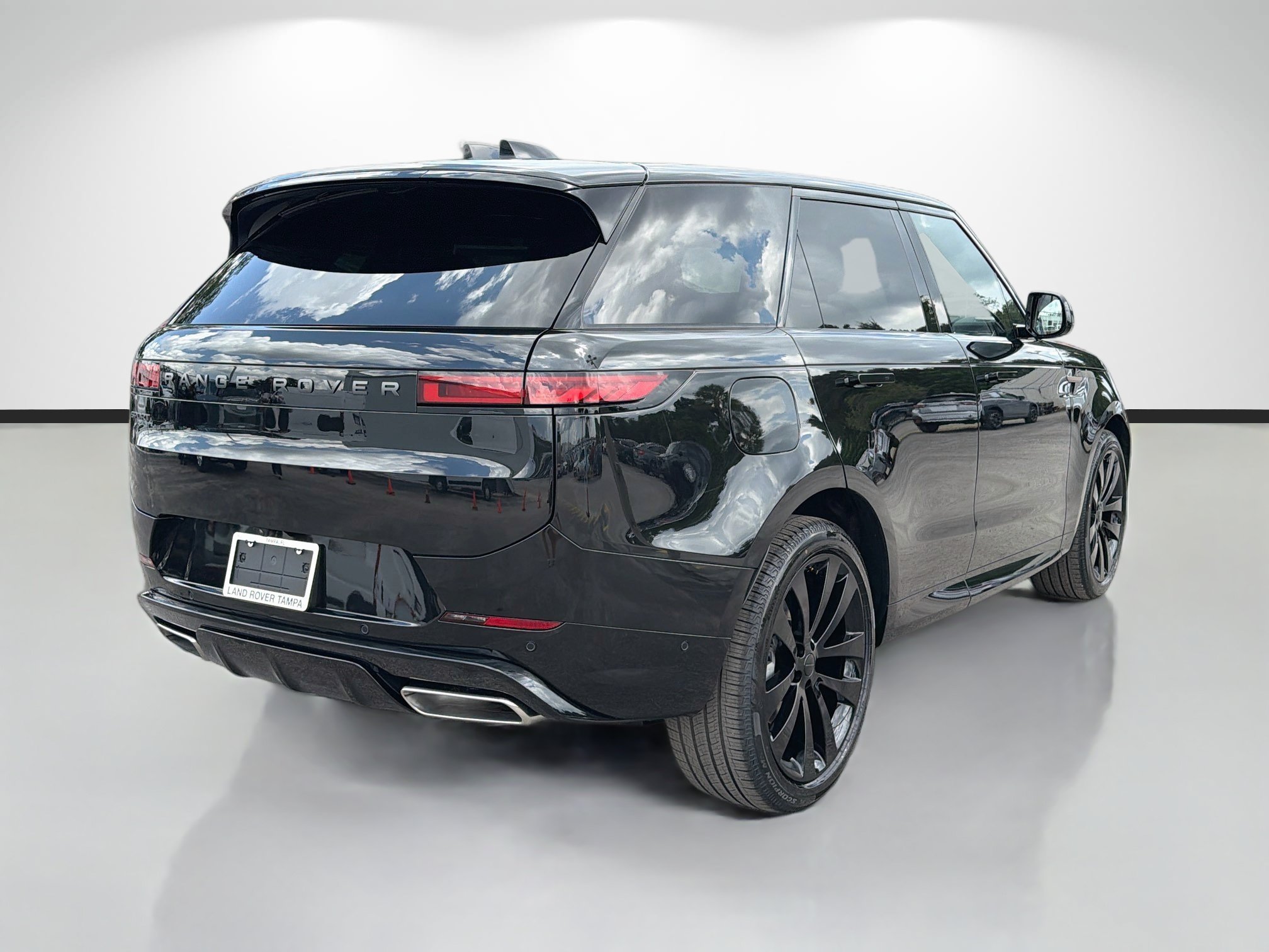 New 2026 Santorini Black LAND ROVER Dynamic SE image 5