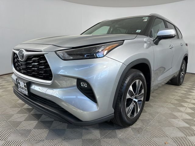 Used 2023 Silver Toyota XLE image 9