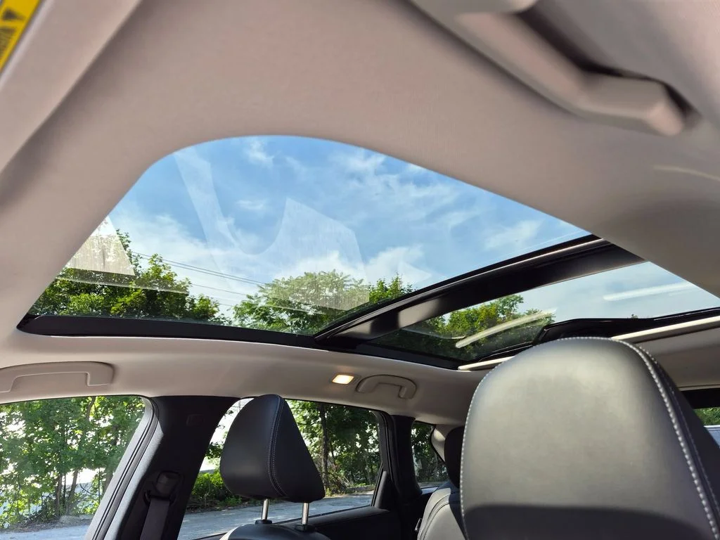 Used 2023 White INFINITI LUXE image 22