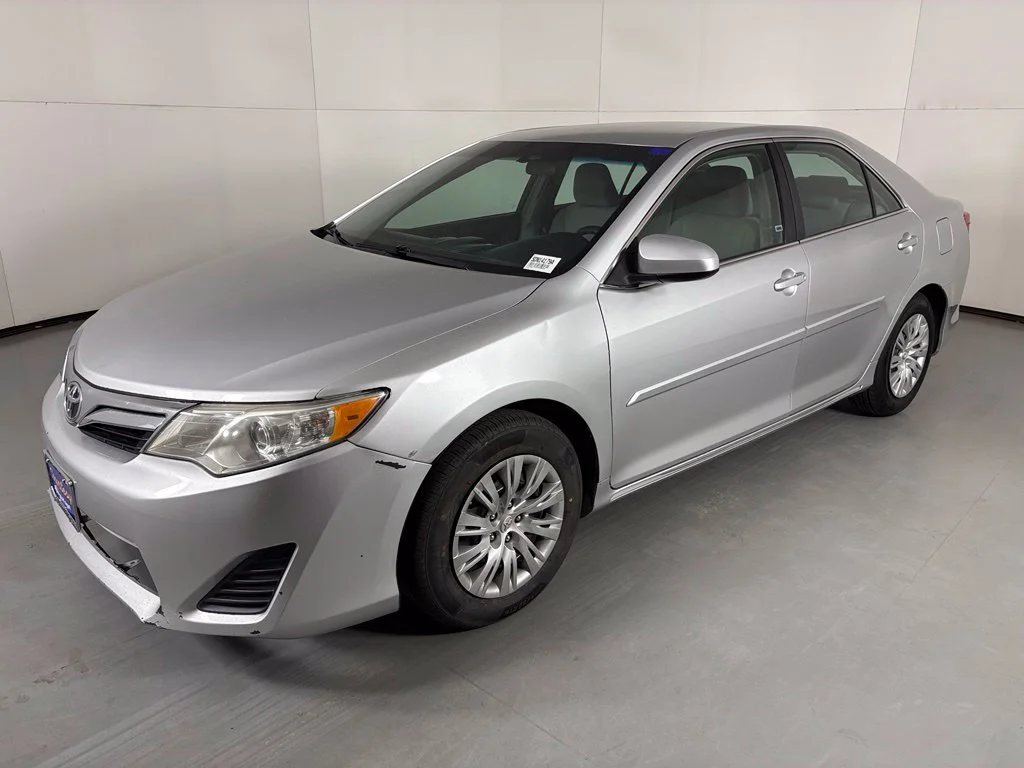 Used 2014 Silver Toyota LE image 4