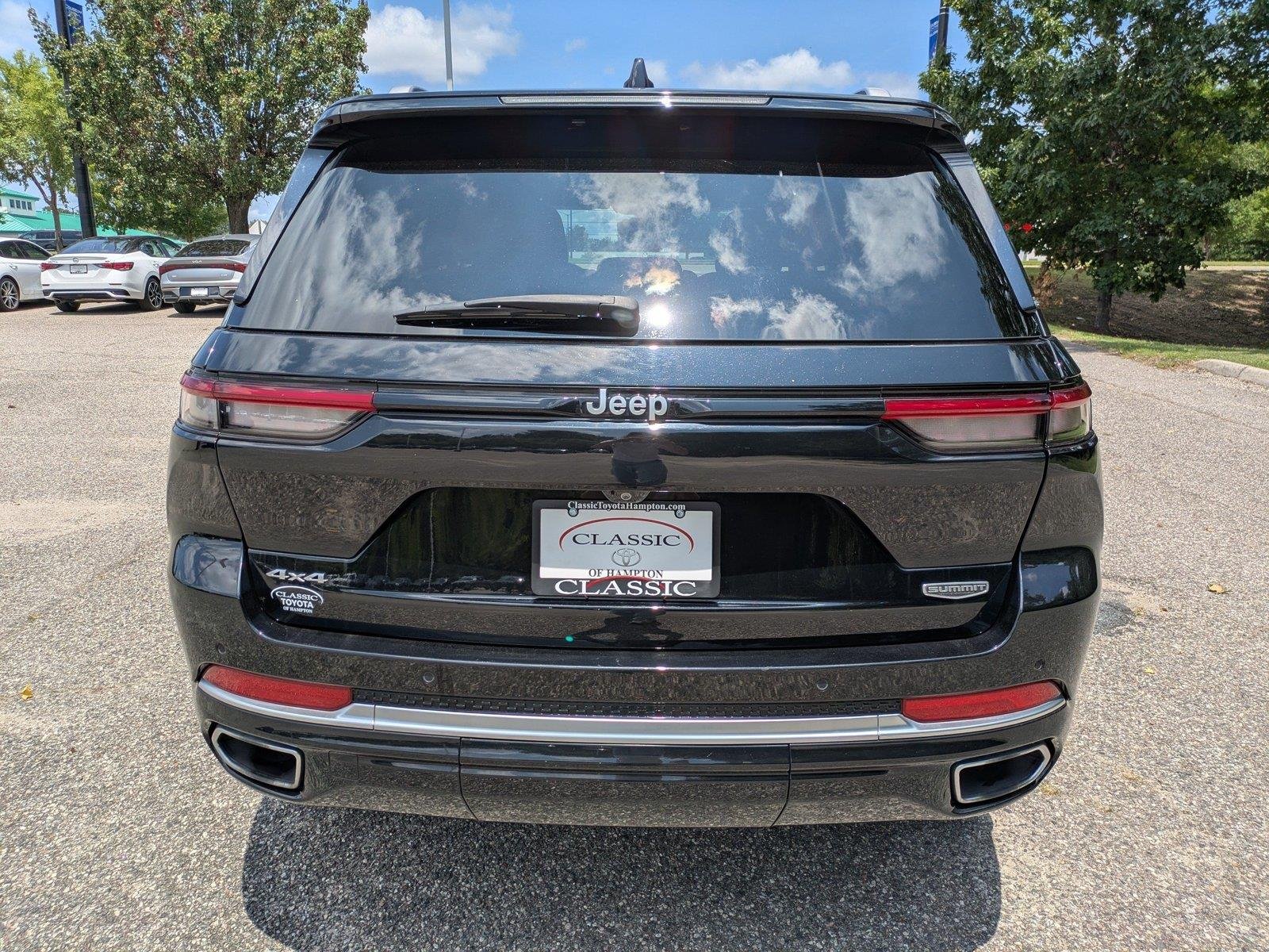 Used 2023 Diamond Black Crystal Pearlcoat Jeep Summit image 5