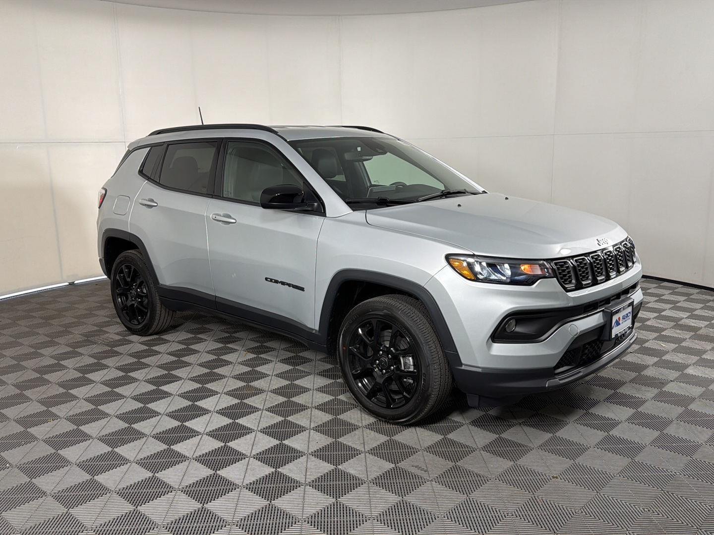 New 2026 Silver Zynith Metallic Clear-Coat Exterior Paint Jeep Latitude Altitude image 2