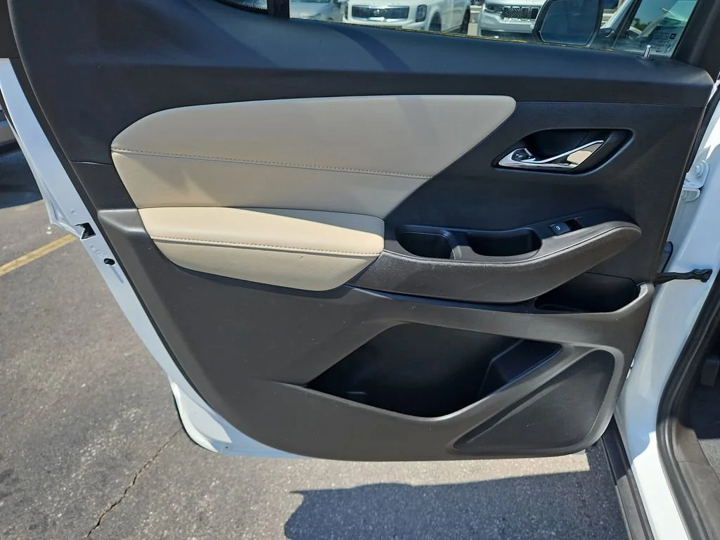 Used 2023 Summit White Chevrolet LT Cloth image 17