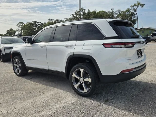 New 2026 Bright White Clear-Coat Exterior Paint Jeep Limited image 6