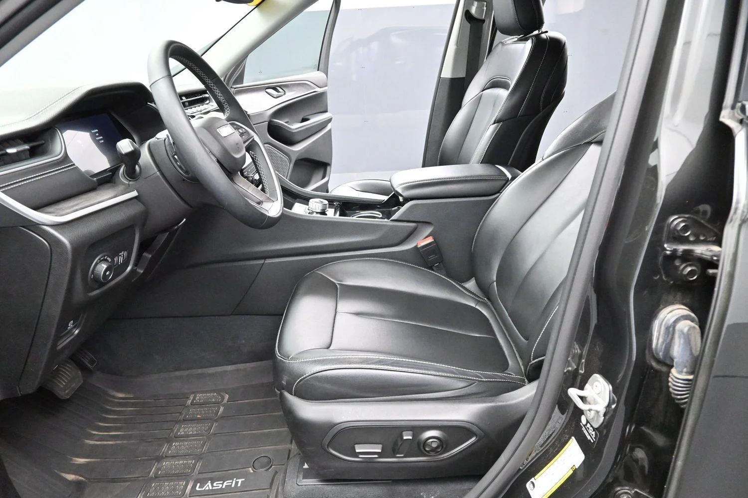 Used 2023 Rocky Mountain Pearlcoat Jeep Limited image 15