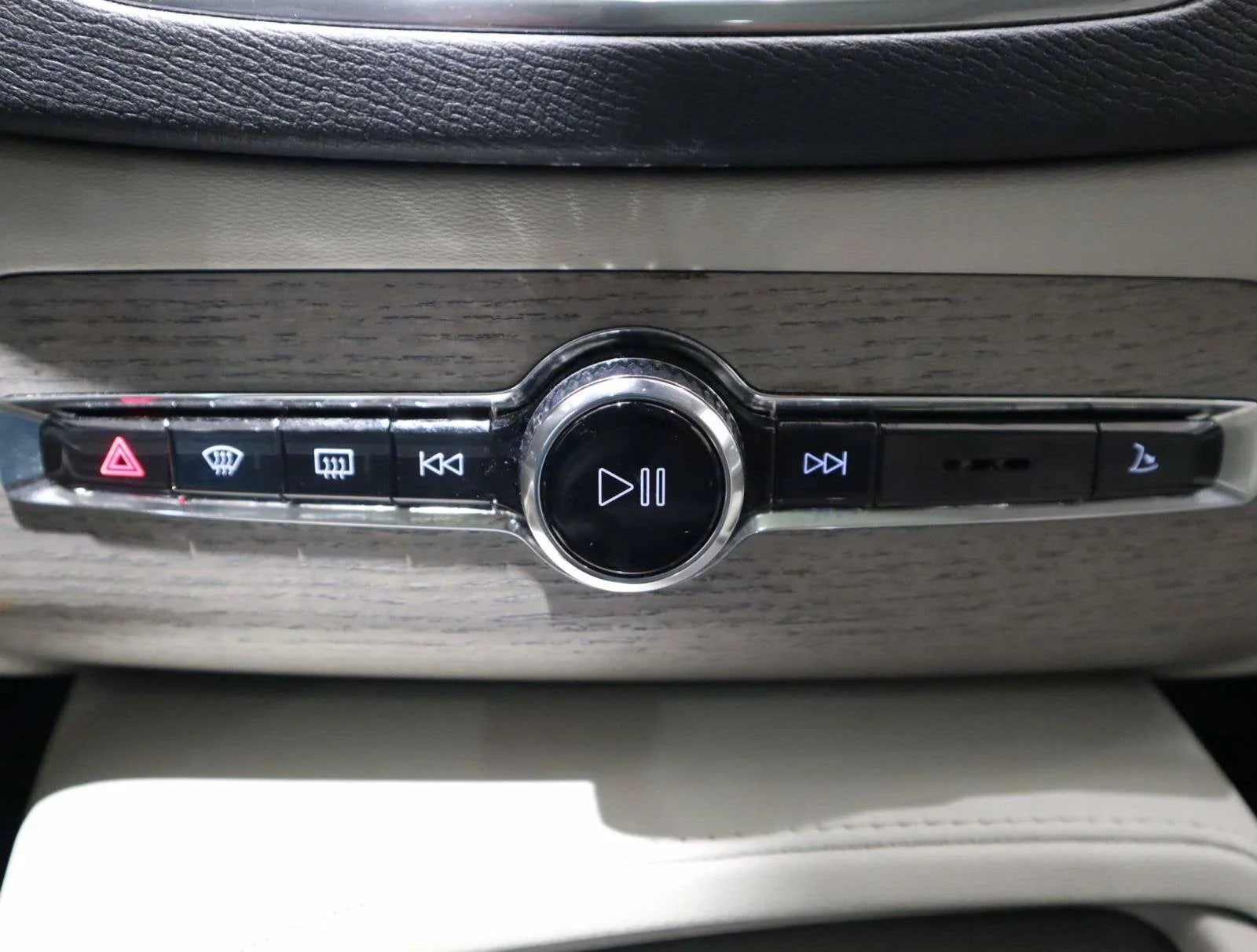 Used 2025 White Volvo Plus image 34