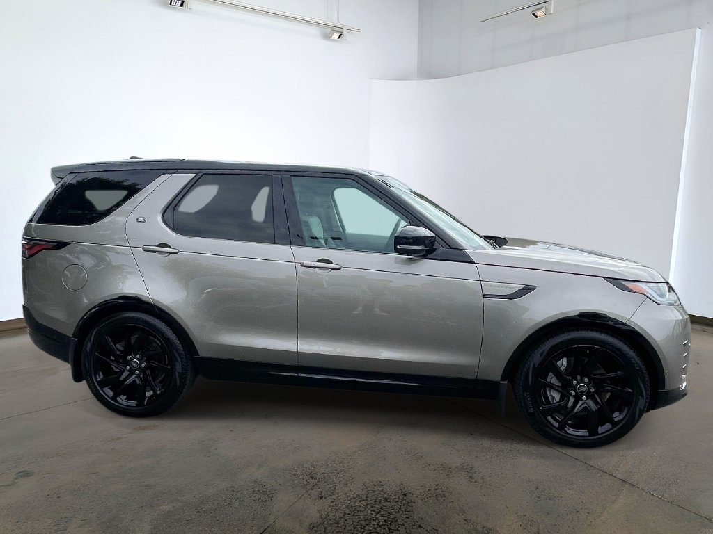 Certified Used 2025 Lantau Bronze Metallic Land Rover Dynamic SE image 5