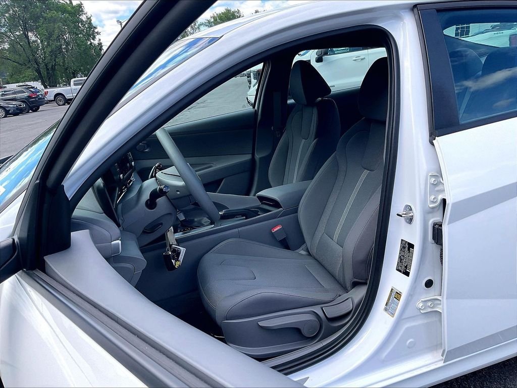 Used 2025 White Hyundai SE image 10