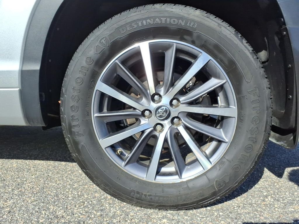 Used 2018 Silver Toyota XLE image 7
