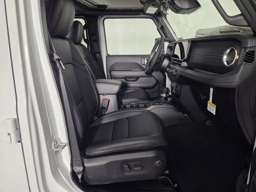 New 2026 Bright White Clear-Coat Exterior Paint Jeep Sahara image 20