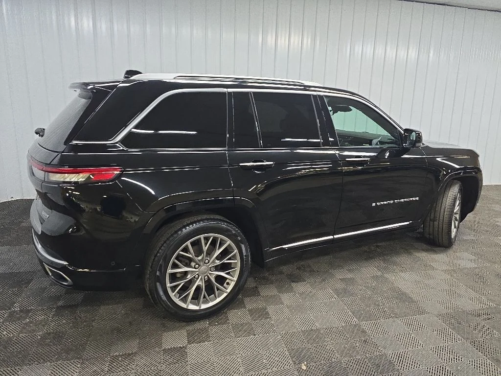 Used 2023 Black Jeep Summit image 3