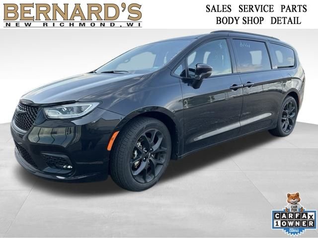 Used 2025 Black Chrysler Limited image 1