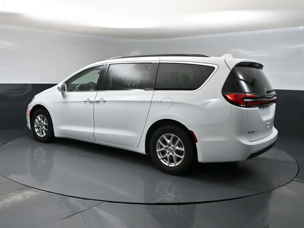 Used 2022 White Chrysler Touring L image 4