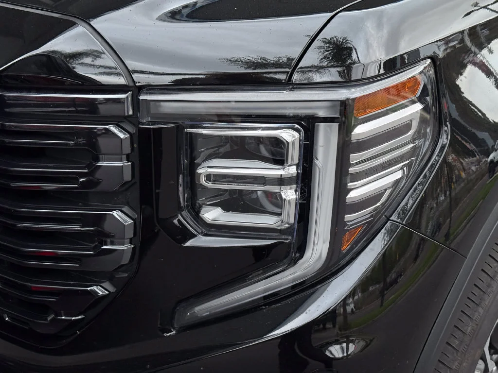 Used 2025 Onyx Black GMC Denali Ultimate image 3