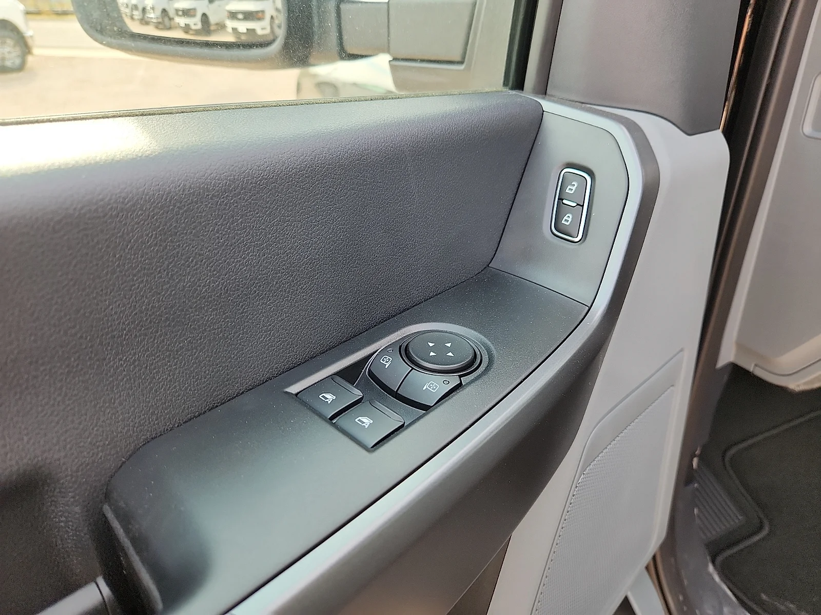 New 2027 Agate Black Metallic Ford XLT image 15