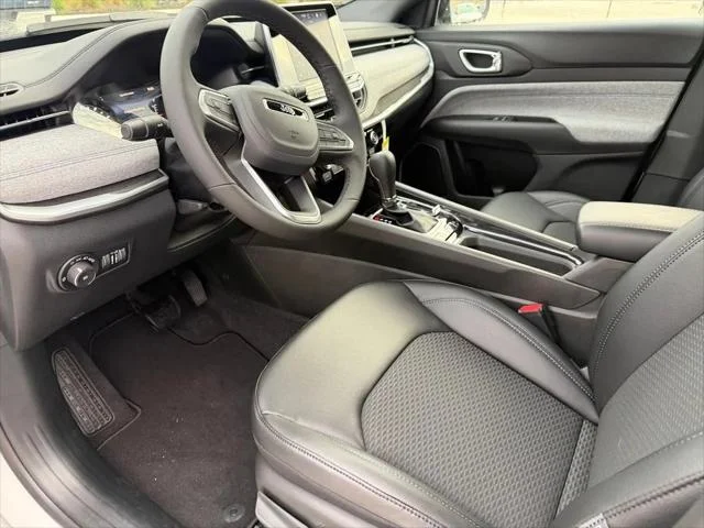 New 2026 Bright White Clear-Coat Exterior Paint Jeep Latitude image 11