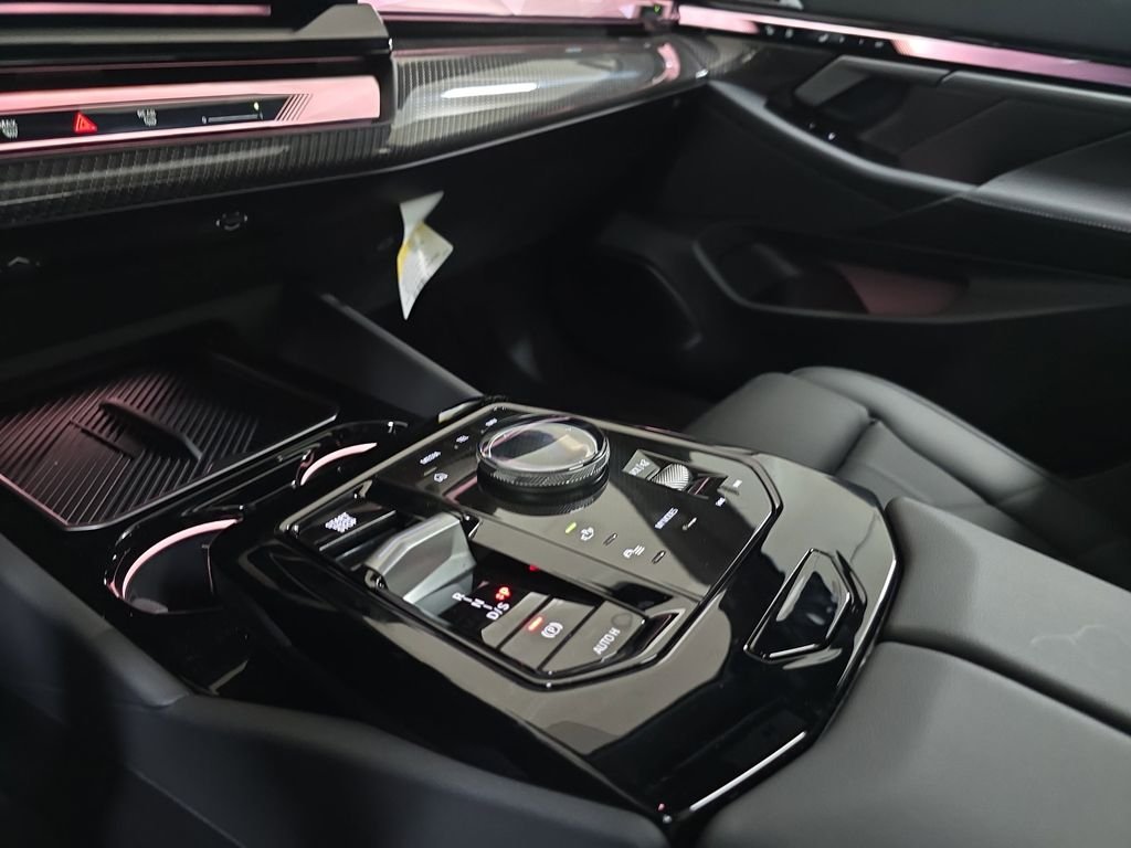 New 2027 Black Sapphire Metallic BMW 550e xDrive image 19