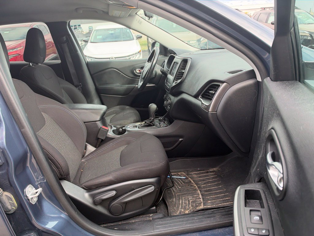 Used 2020 Slate Blue Pearlcoat Jeep Latitude image 13